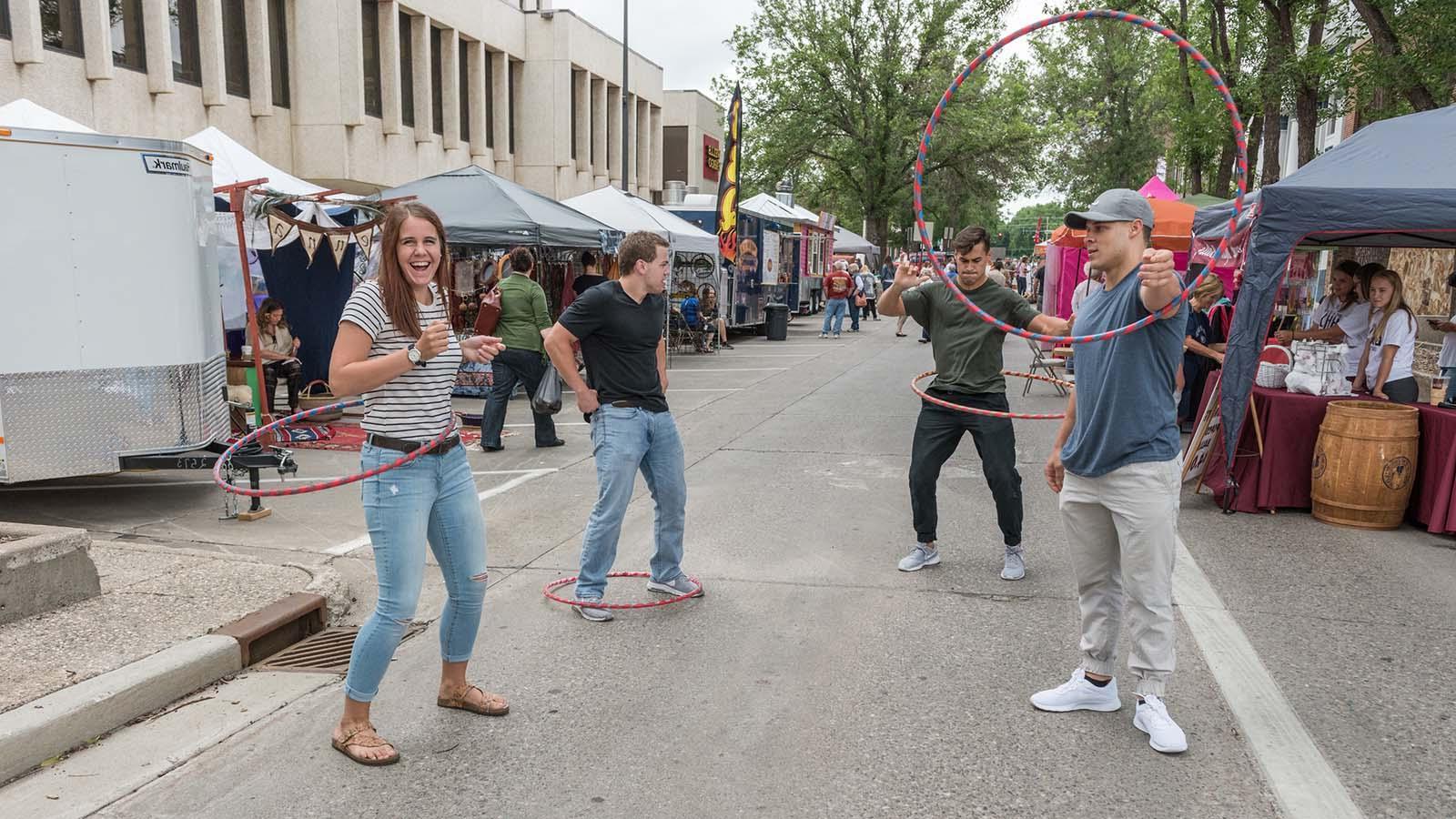 一群MG冰球突破试玩的学生在市中心的俾斯麦街头集市上呼啦圈